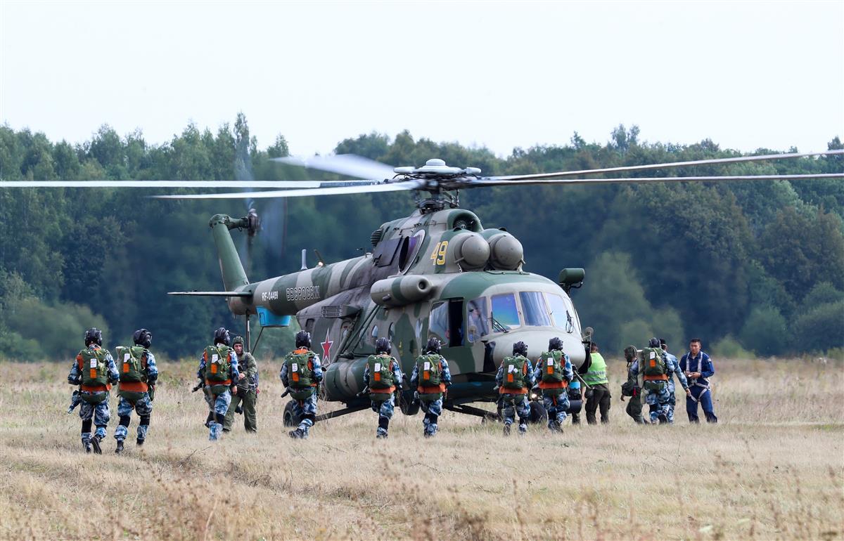 随着多架运输直升机抵达登机线,中国空降兵参赛队分为3个班组登上飞机