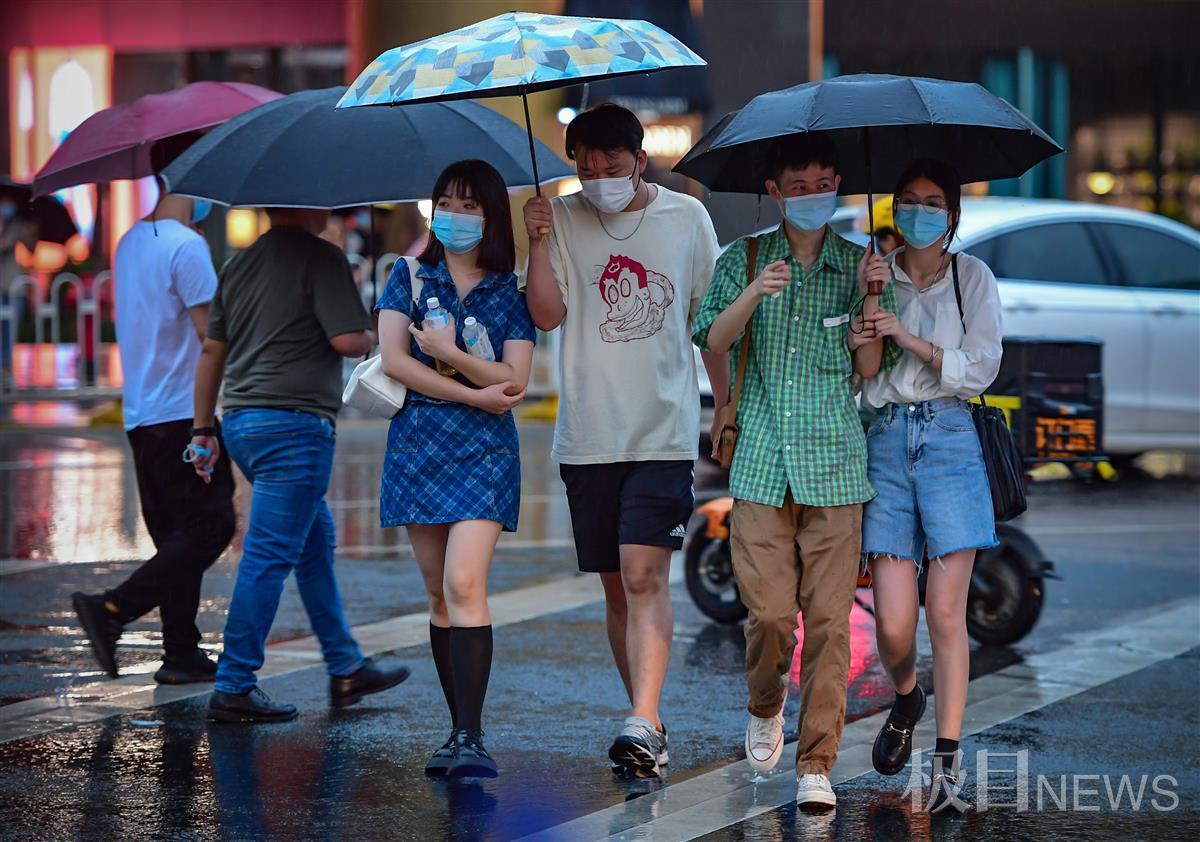 暴雨下匆匆走过的行人