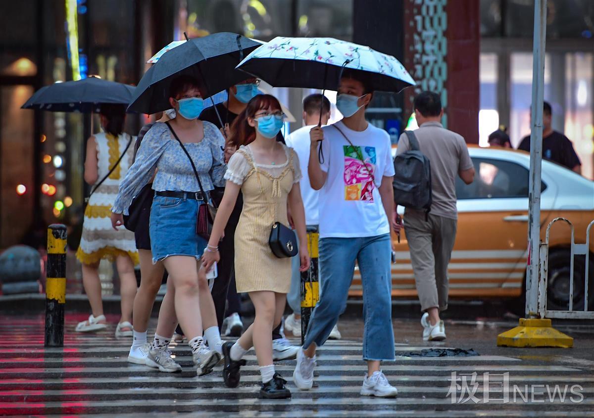 暴雨下匆匆走过的行人