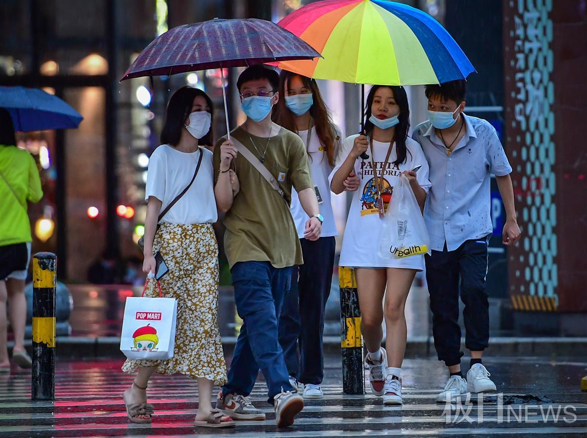 暴雨下匆匆走过的行人