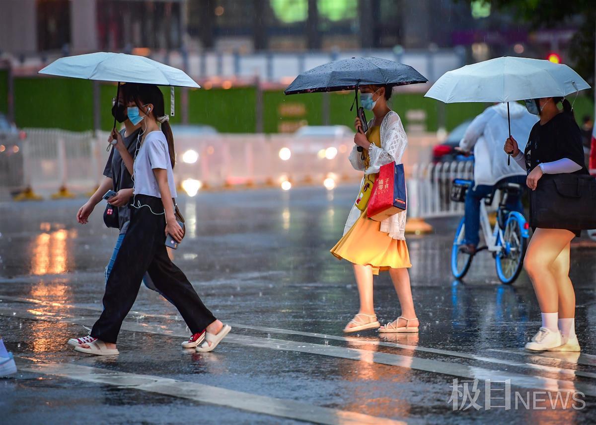 暴雨下匆匆走过的行人