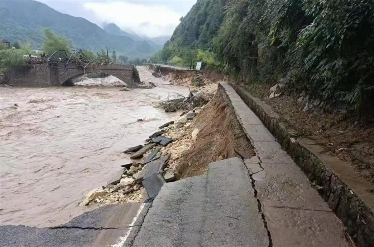 西安蓝田暴雨致部分地区信号中断3名抢修员途中连人带车失联