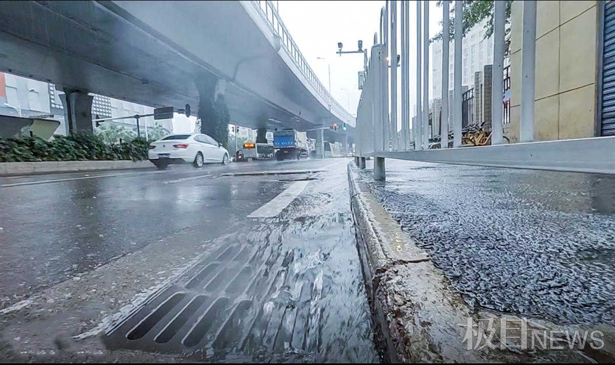 雨水流入窨井,进入地下排水管网,减小了路面积水(雄楚大道)