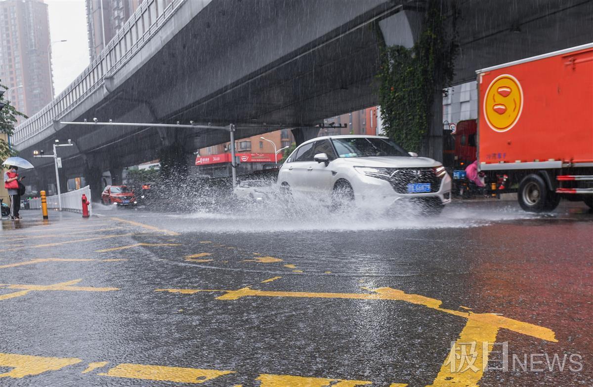 雨水哗哗落窨井,道路积水少