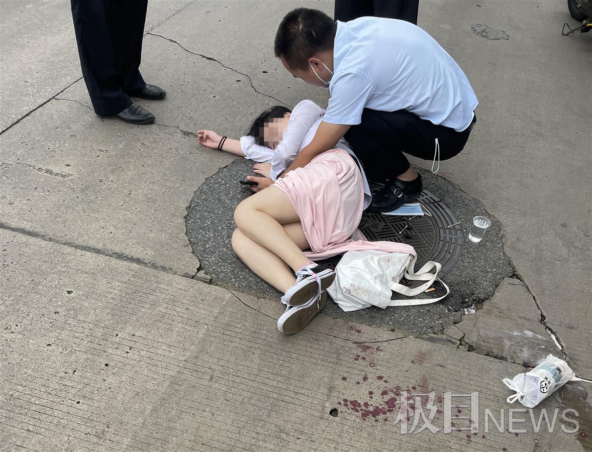 女生骑车受伤倒地,护士暖心全程守护