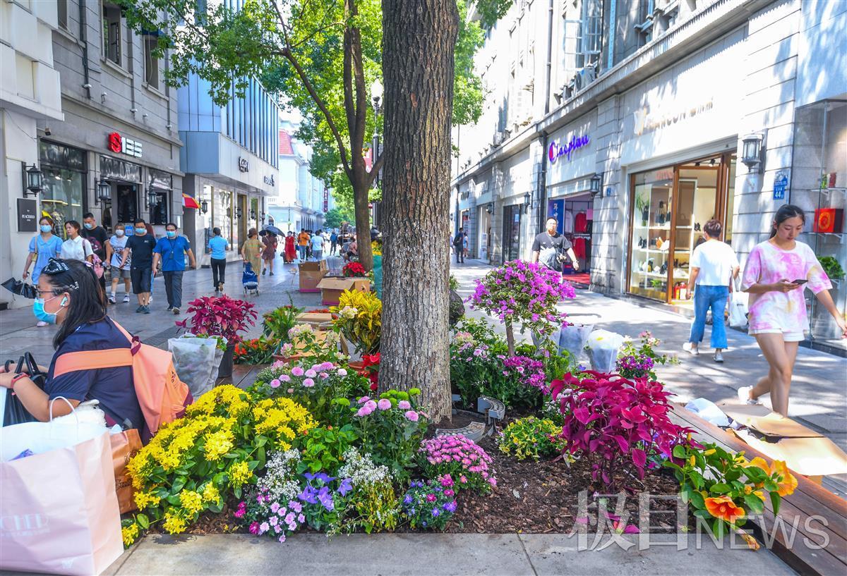 武汉首条"花漾街区"江汉路,色彩斑斓喜迎国庆 | 极目新闻