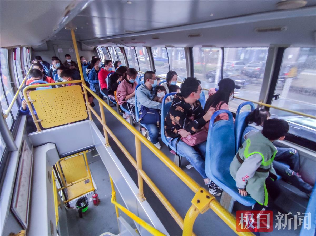 这个周末,不少武汉市民再一次体验乘坐双层巴士的乐趣 | 极目新闻