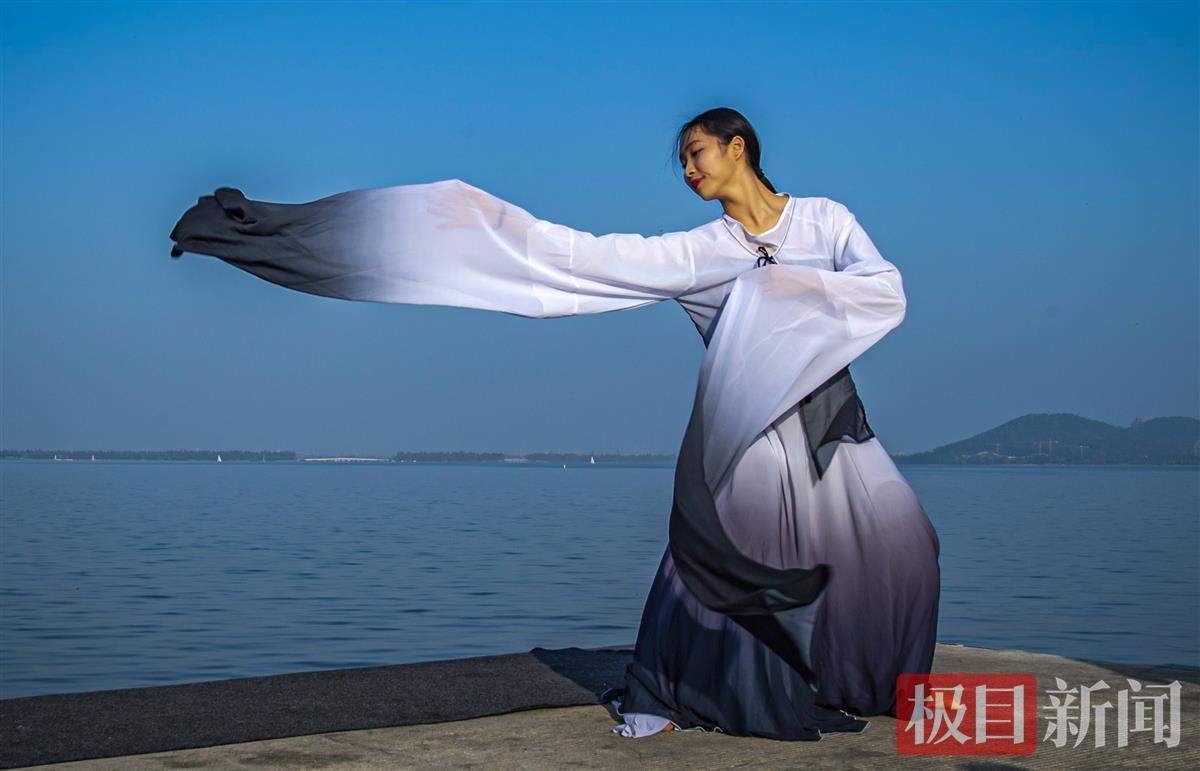 东湖边有位衣袂飘飘的仙女姐姐在翩翩起舞