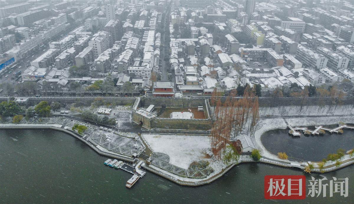 极目鸟瞰荆州迎今冬初雪古城内外银装素裹
