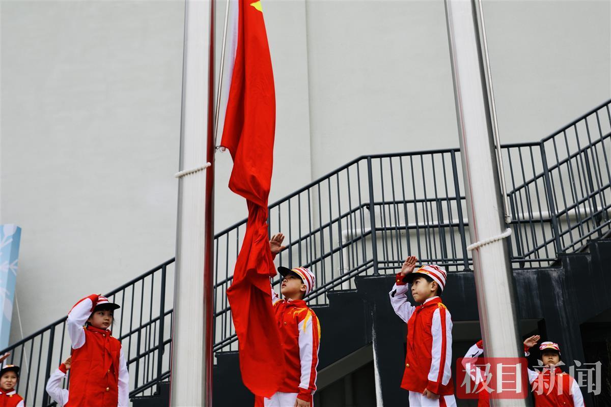 2月16日,武漢市江岸區長春街第二小學的同學們回到了校園.