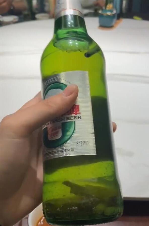 未开盖啤酒瓶中混有多个烟头?厂家 请拿酒来检测