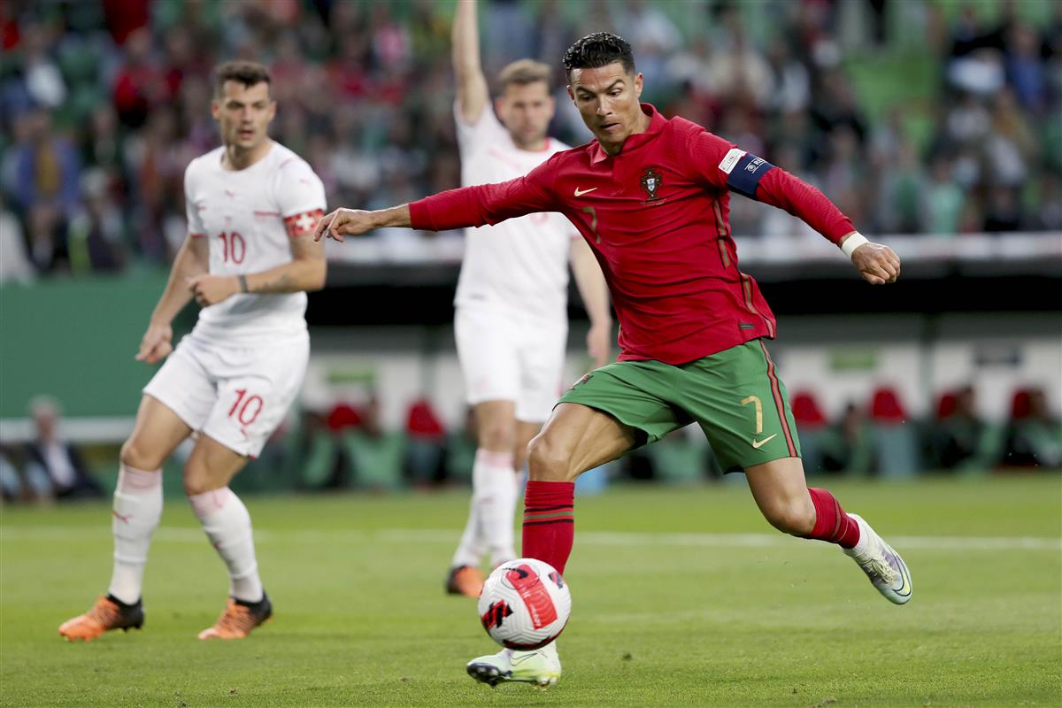 拥有如此多的粉丝,c罗在球场外也赚得盘满钵满:按照总体估算,目前c罗