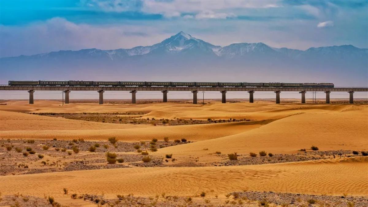 世界首个沙漠铁路环线在新疆,和若铁路开通首日车票售罄