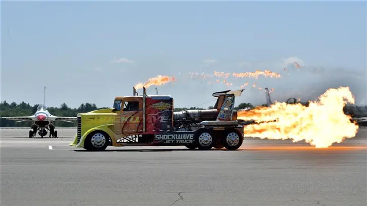 美国一辆"喷气式卡车"比赛时当场爆炸,已致1人死亡