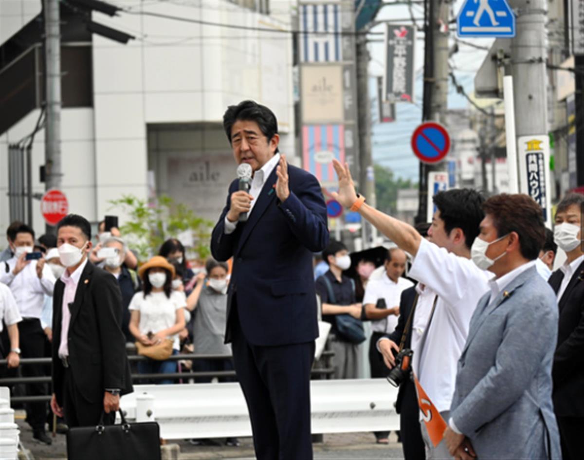 院方称,安倍于8日下午12时20分被送往医院,到达时处于心肺骤停状态.