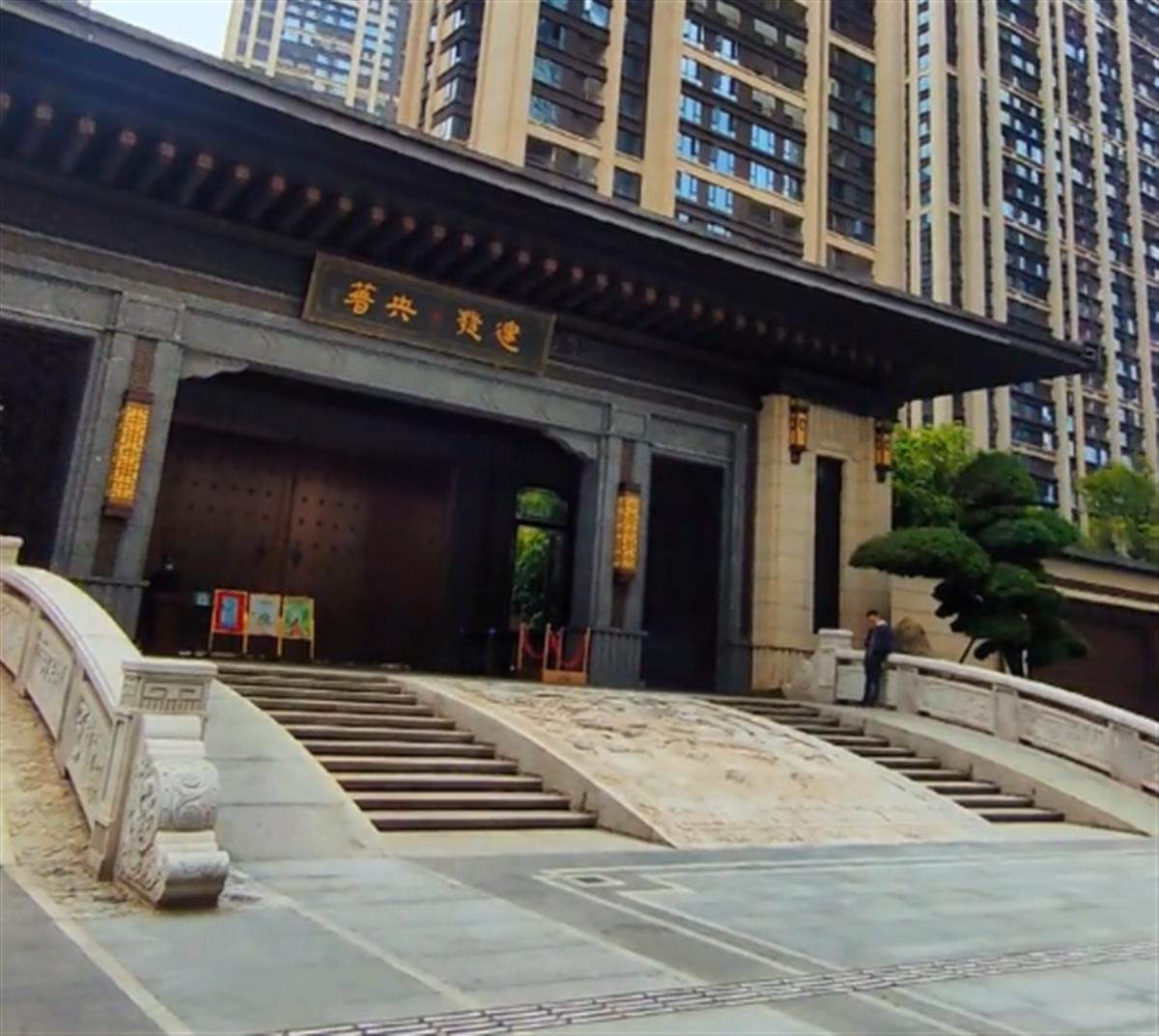 湖南长沙有一小区大门中式风格设计,很是气派.