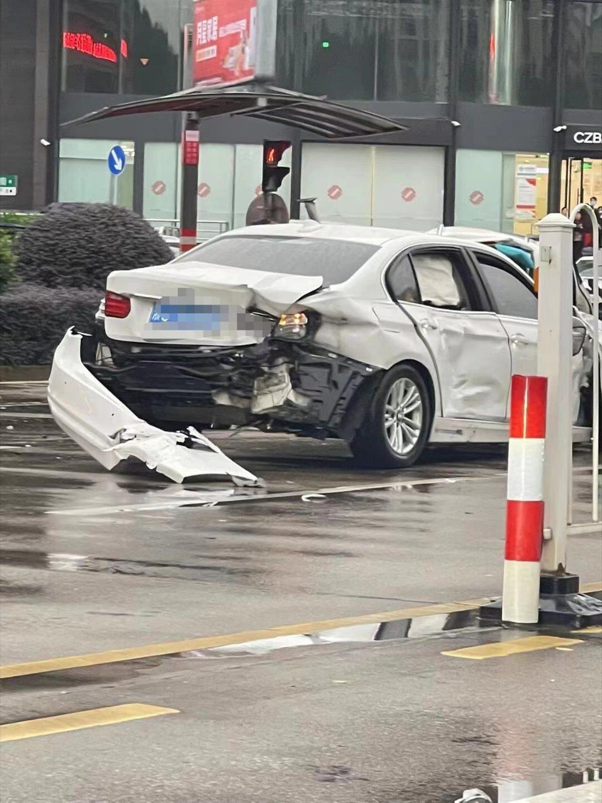 台州一特斯拉连撞两车致2死1伤,目击者:涉事车车速非常快 | 极目新闻
