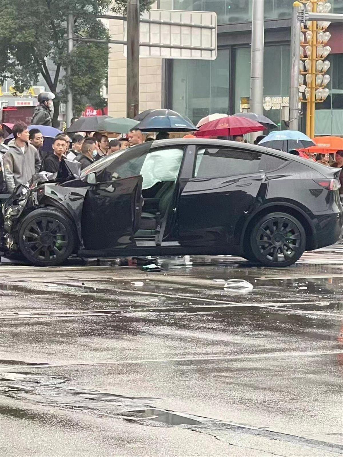 台州一特斯拉连撞两车致2死1伤,目击者:涉事车车速非常快 | 极目新闻