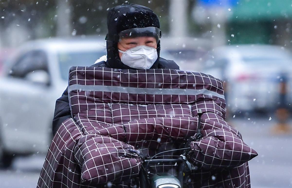 不少市民大呼"又一夜从夏入冬了",面对严寒,大街上的行人,大棉袄,羽绒