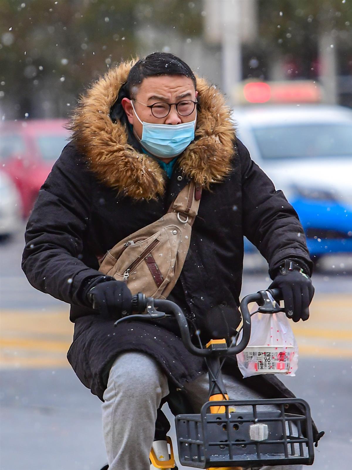 不少市民大呼"又一夜从夏入冬了",面对严寒,大街上的行人,大棉袄,羽绒