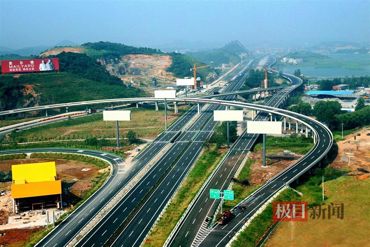 从最开始的只通往黄石的一条高速公路,到目前承担着福银高速和泸渝