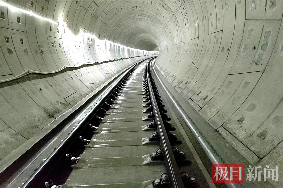 养护后的道床,整洁,平顺.袁永华 摄.jpg