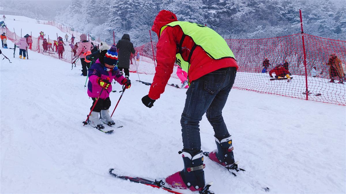 九宫山滑雪场开门营业千余名游客在冰雪世界尽情撒欢