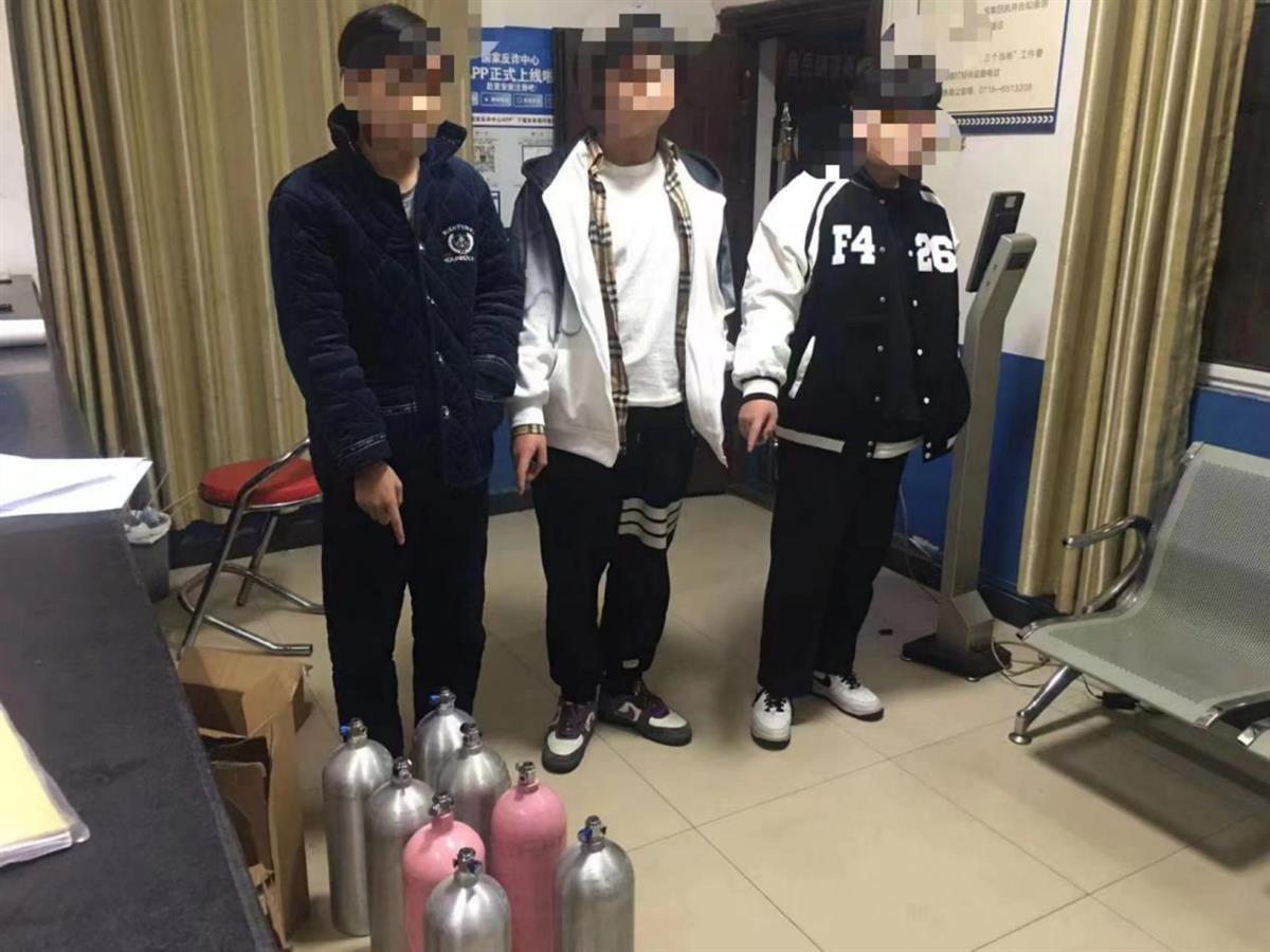 2人因吸食"笑气"被嘉鱼警方拘留 | 极目新闻