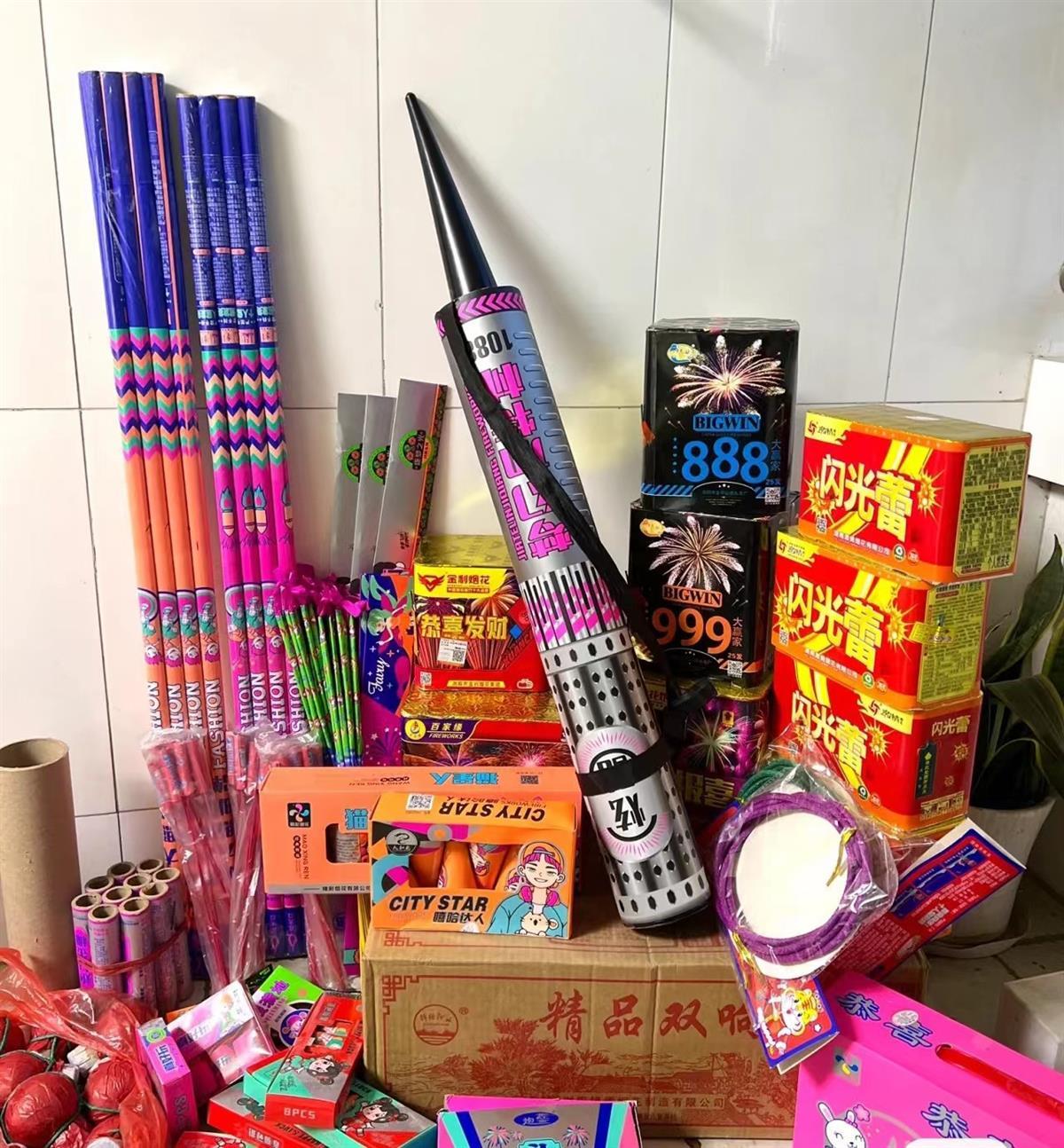 春节将至烟花生意火爆,烟花"平替"同步上线 | 极目新闻