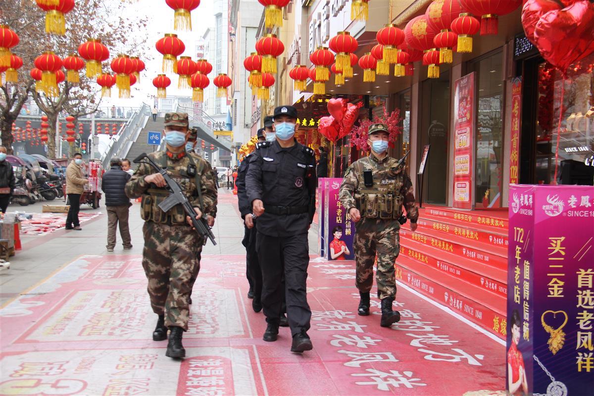 上街武装巡逻,湖北随州特警开启"春节安保"模式 | 极目新闻