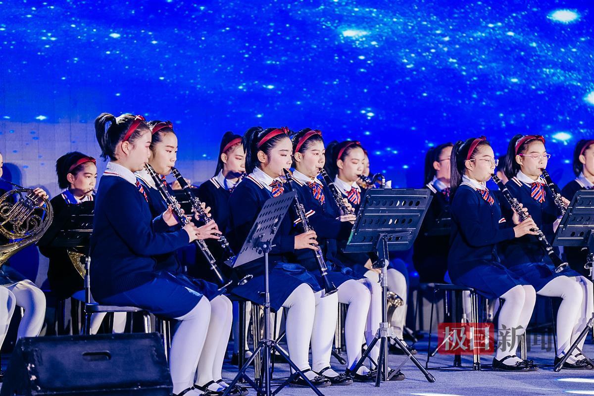 仅练了一天半,小学生管乐团献上新年首演 | 极目新闻