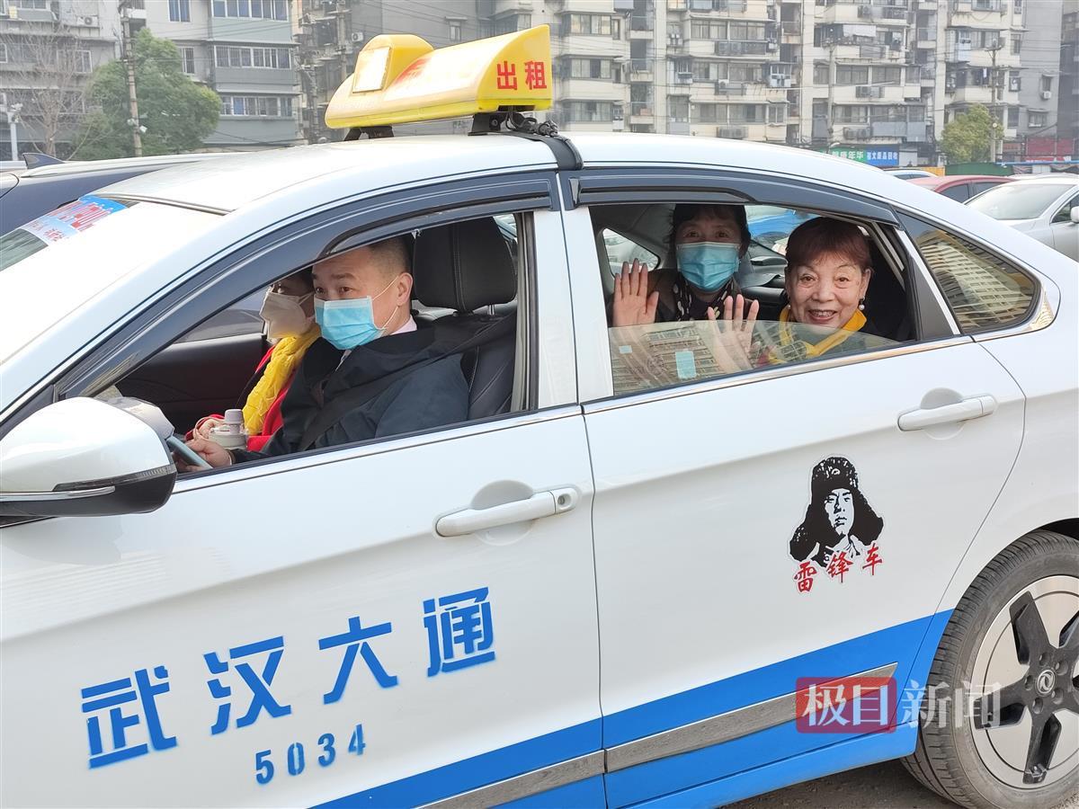 "清晨6时许,武汉大通出租车公司"雷锋车队"队员童四平,将出租车认真擦