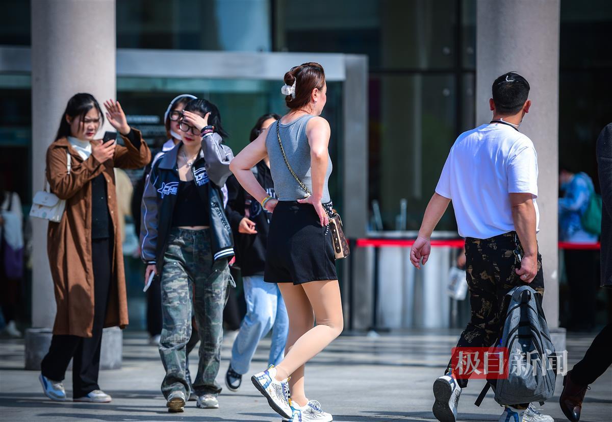 周末出游武汉人群"乱穿衣",俨然就是一场 "大型四季时装秀" | 极目