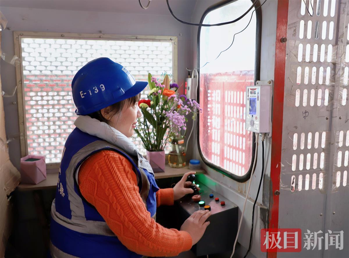 300米高空"驾驶舱",她一天几十次"摆渡"施工人员登高作业 | 极目新闻