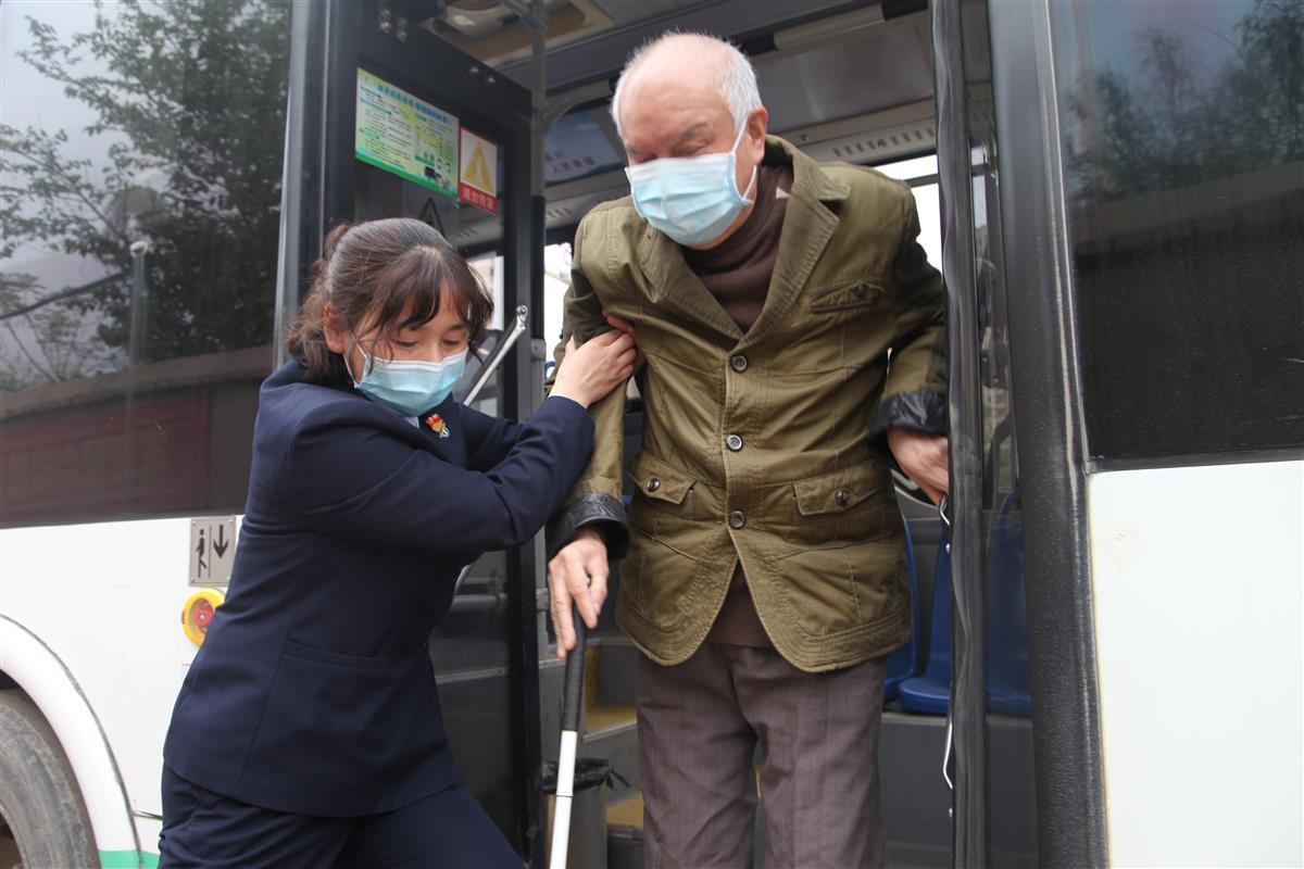 11年坚持搀扶盲人夫妇上下车,武汉公交有个热心司机"杨大姐" | 极目