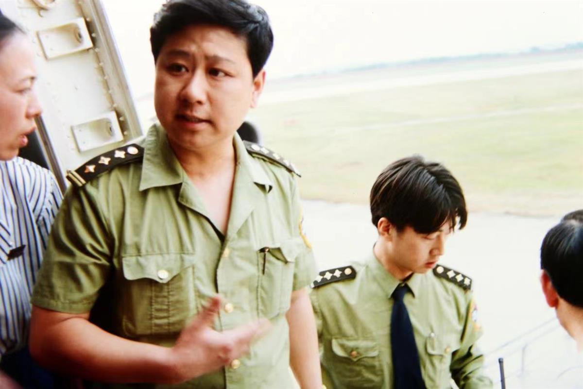39年从警生涯到站，武汉天河机场老交警站好最后一班岗 | 极目新闻