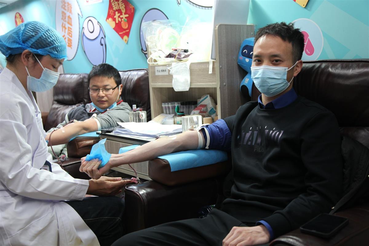 15名人无偿献血4000毫升,武汉大桥实业集团职工为爱撸袖 | 极目新闻