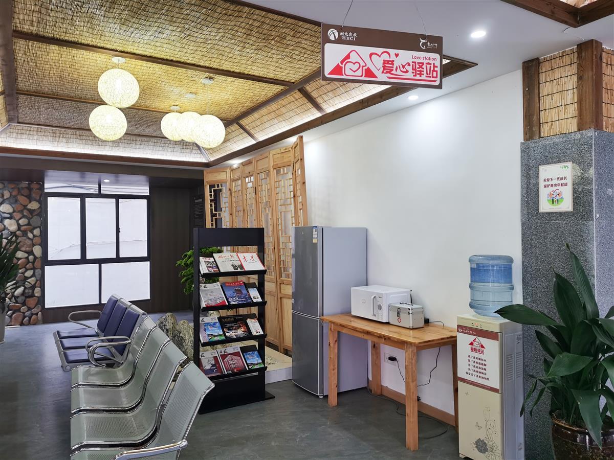 服务标准建立富有景区特色的"张富清红色驿站",坚持把发挥便民利民