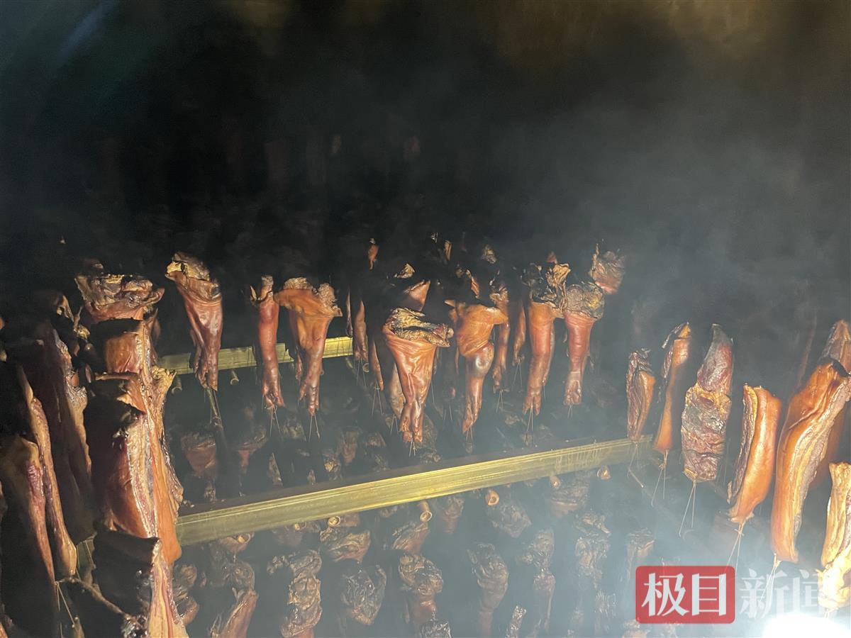 腊肉加工厂正在烘烤腊肉.jpg