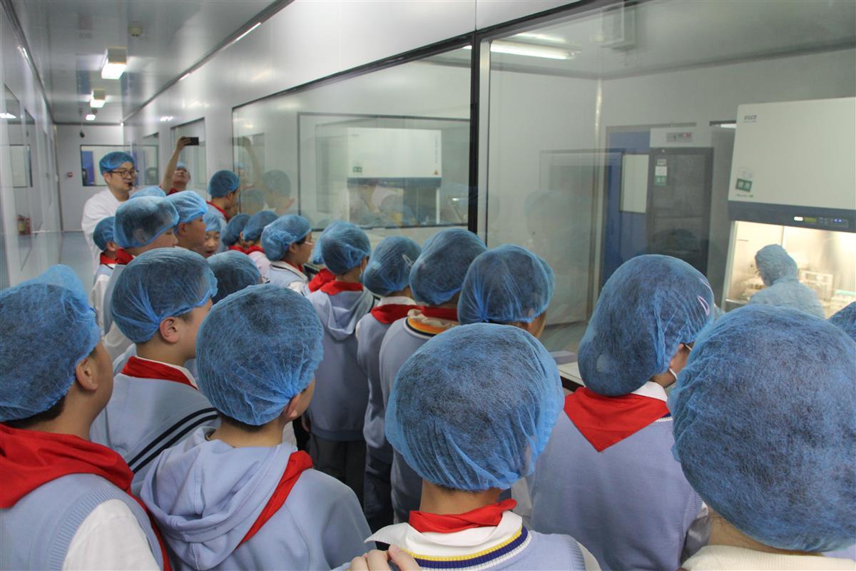 武汉一小学5年级小学生探访国家基因库,直说干细胞很酷 | 极目新闻