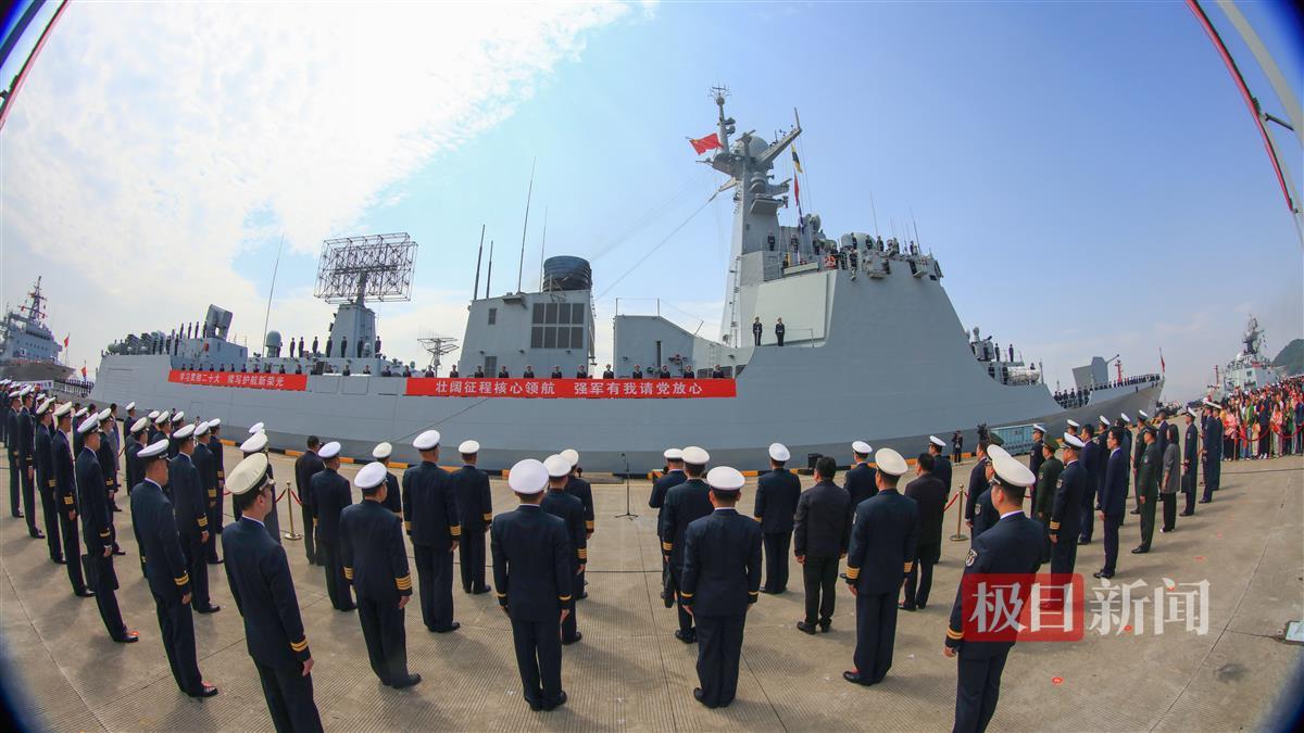 4月28日上午10时许,海军第44批护航编队从浙江舟山某军港解缆起航