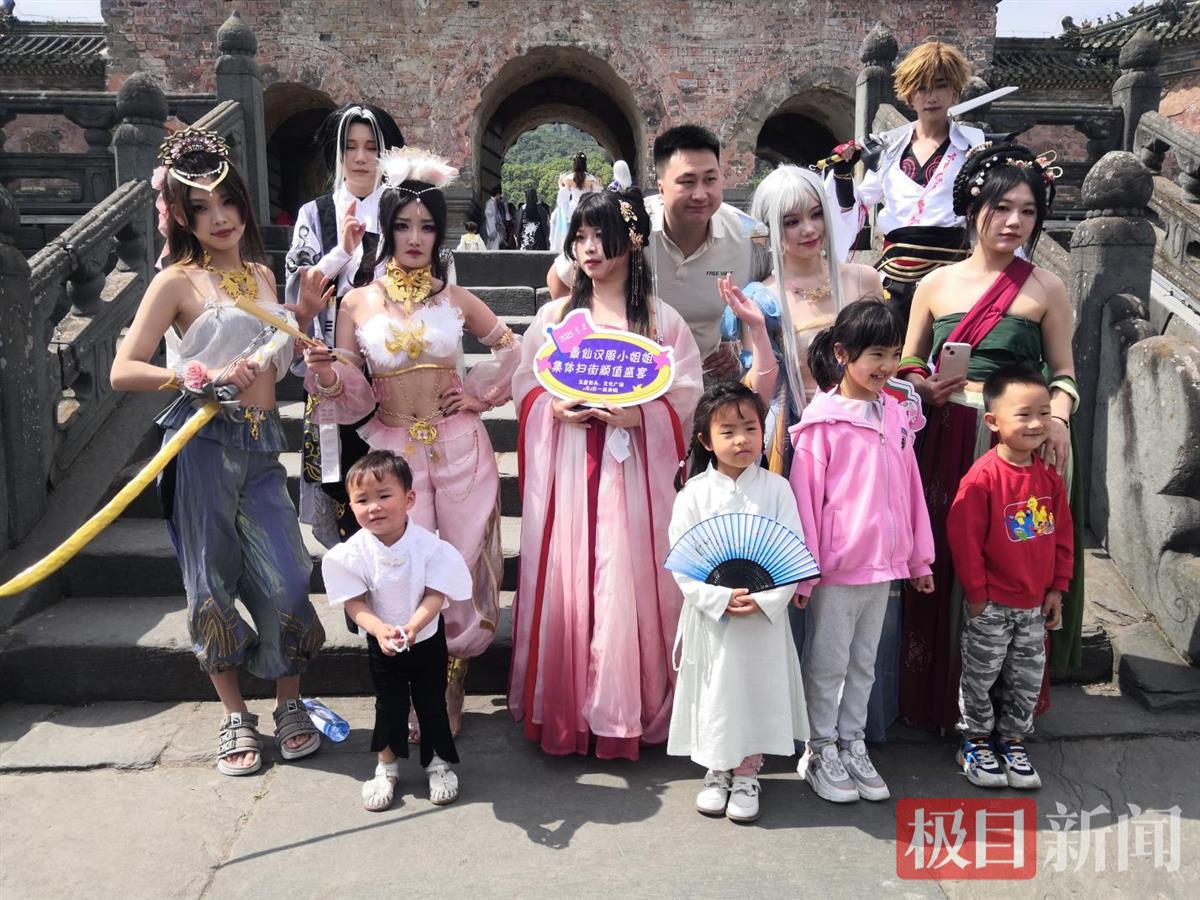 十堰武当山：武味cosplay引爆景区 | 极目新闻