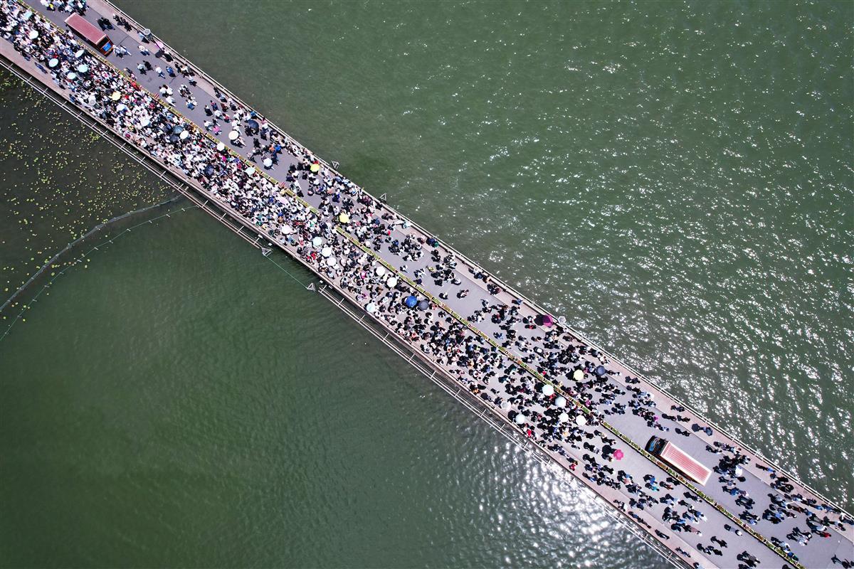 4月30日,杭州西湖断桥上游人如织(无人机照片)  新华社 图jpg