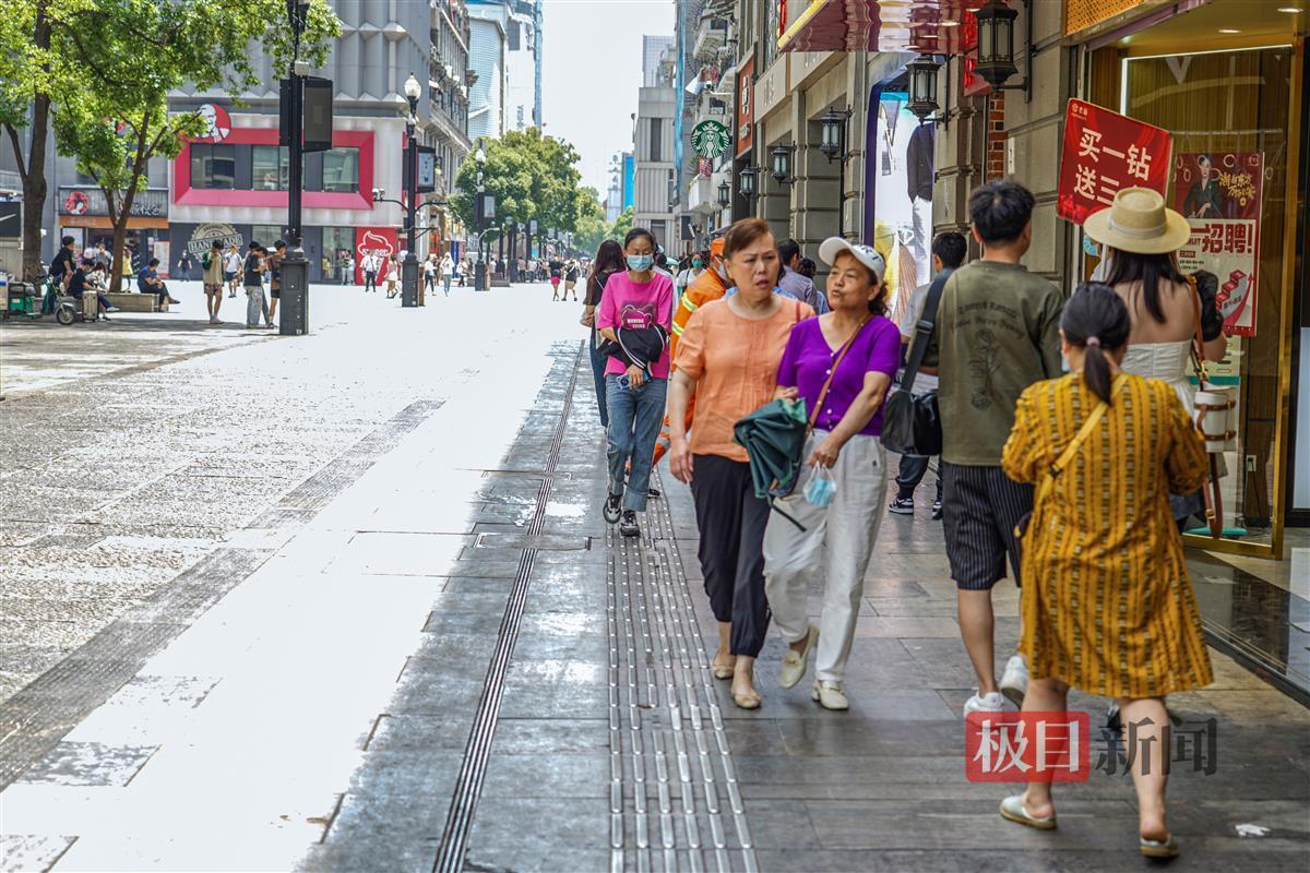 气温突破32℃，户外行走多是选择阴凉半边街的夏天模式 | 极目新闻