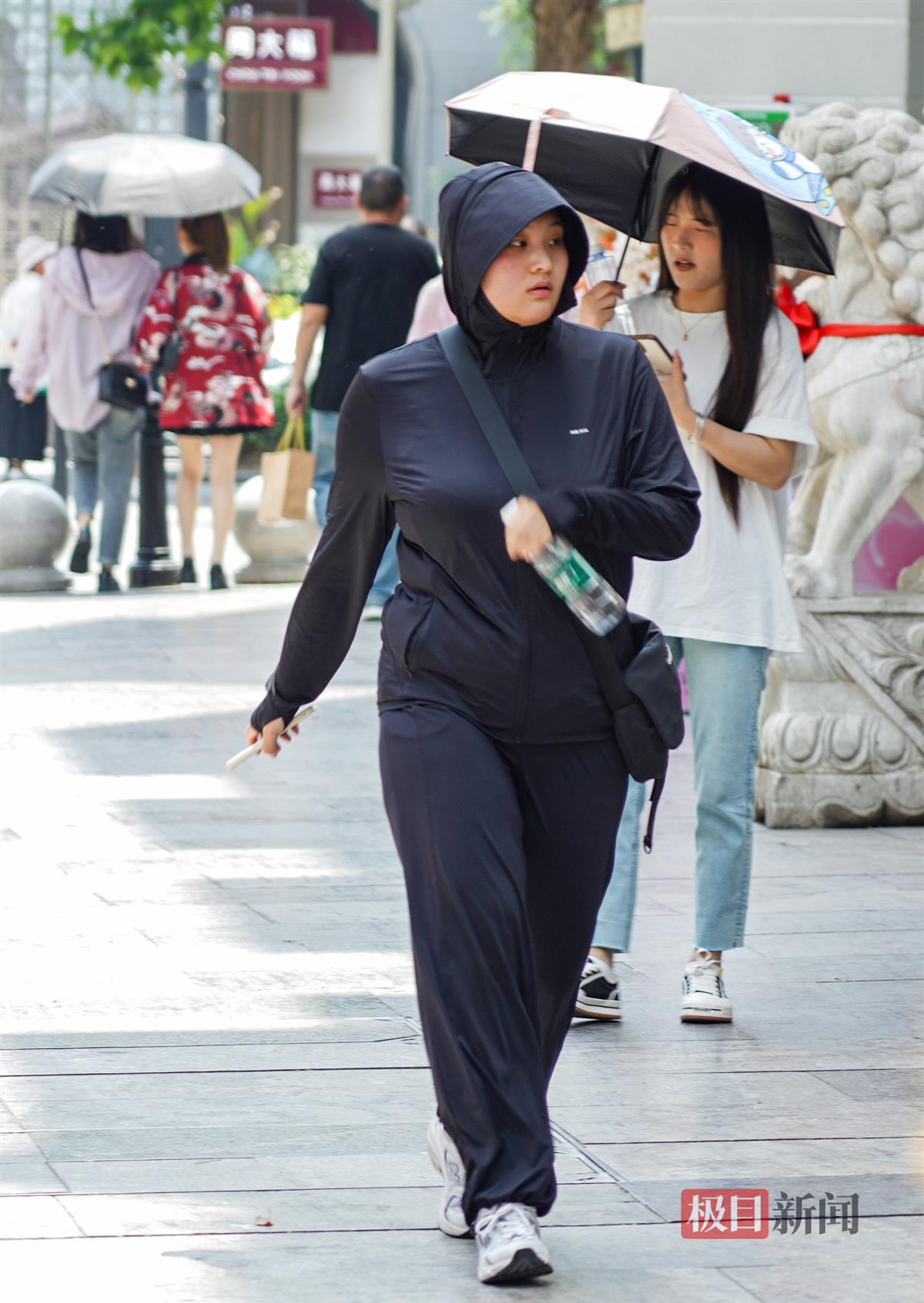 气温突破32℃，户外行走多是选择阴凉半边街的夏天模式 | 极目新闻