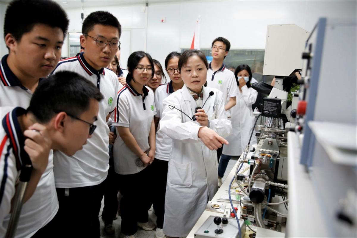 荆楚科普大讲堂——洪山高级中学学子走进华中科技大学国家重点实验室