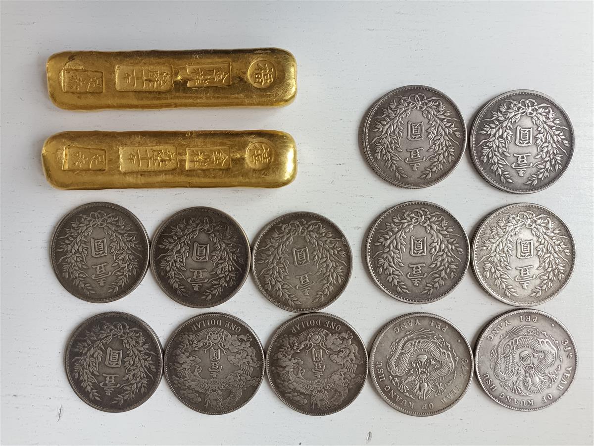 在取得老两口的信任后,这名女子神秘地从口袋里拿出几根"金条"和"银元