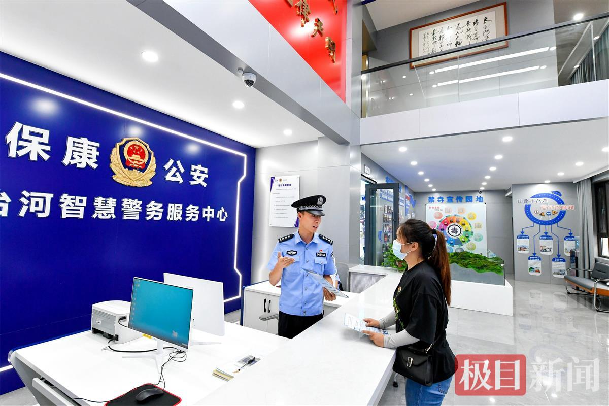 图2:孟超在景区警务室接待群众.欧阳智慧 摄.jpg