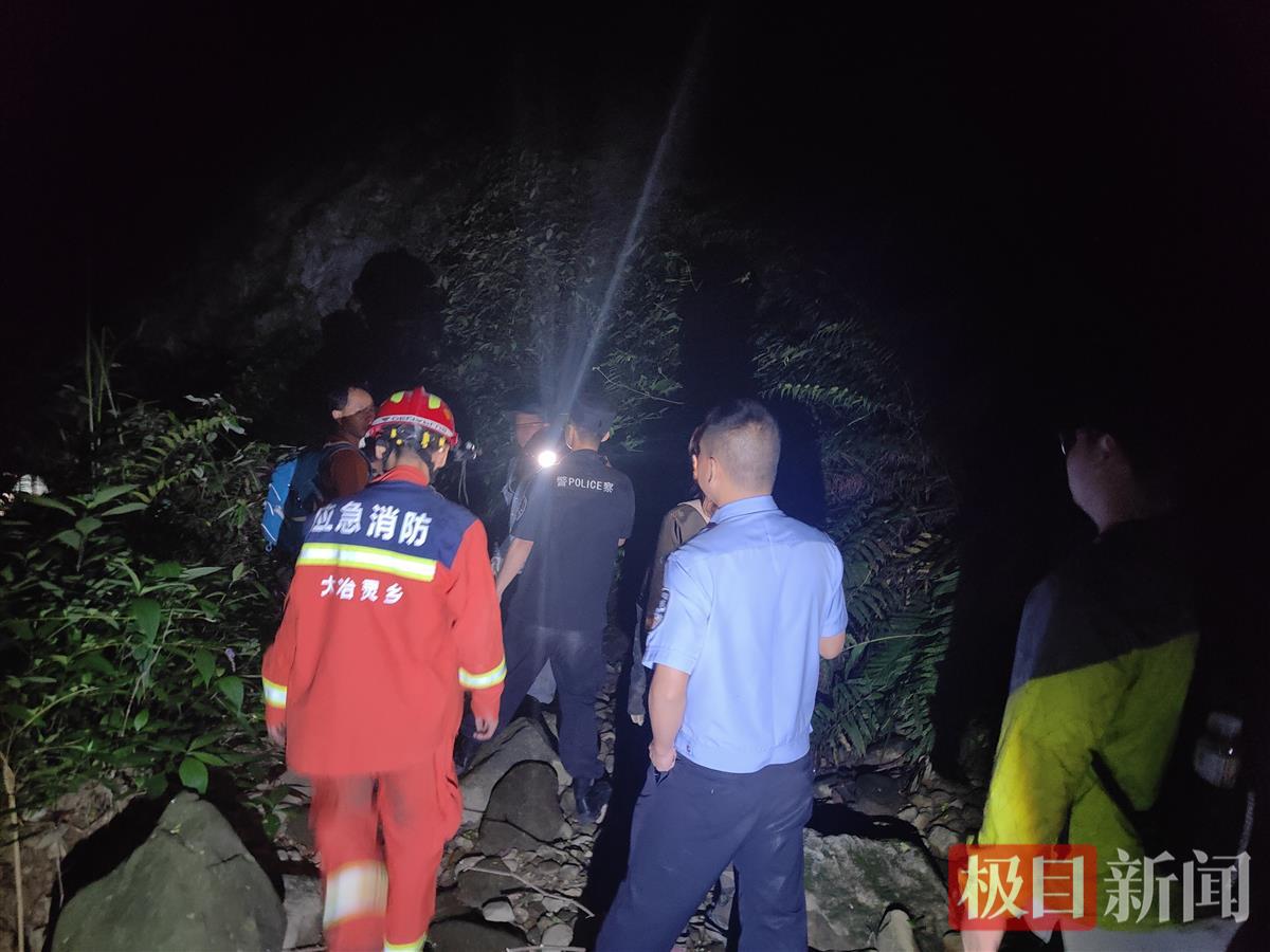 驴友被困大冶毛铺深山,救援人员深夜紧急搜山苦寻3小时 