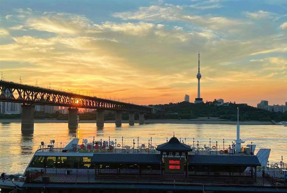 乘游船追落日品小龙虾,武汉两江游览推出"落日航班" | 极目新闻